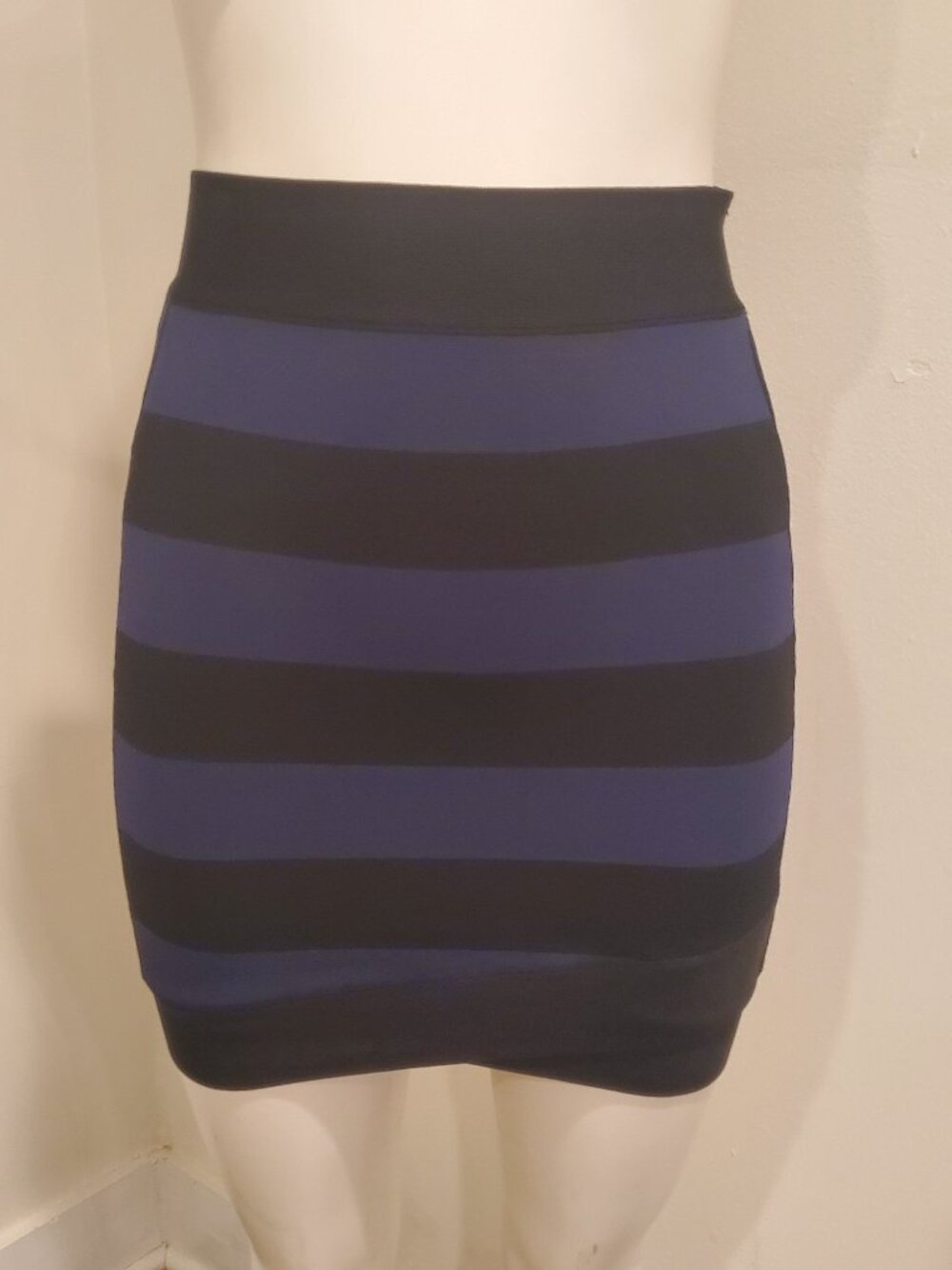 BCBGMAXAZRIA womens size S black navy blue striped bandage mini skirt